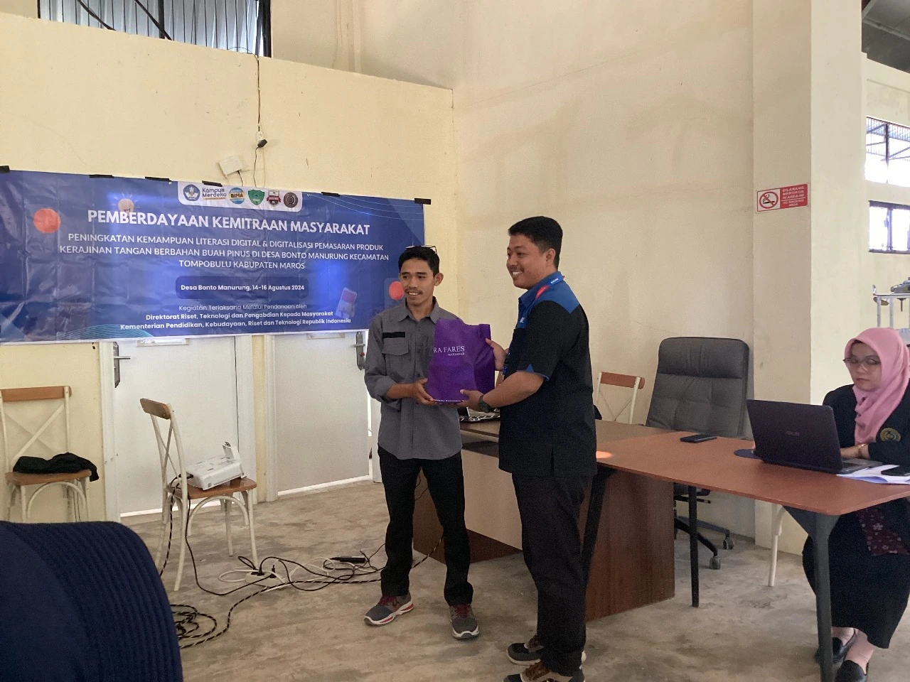PKM UNIBOS TINGKATKAN LITERASI DAN KETERAMPILAN PEMASARAN DIGITAL PENGRAJIN BUAH PINUS DI DESA BONTO MANURUNG
